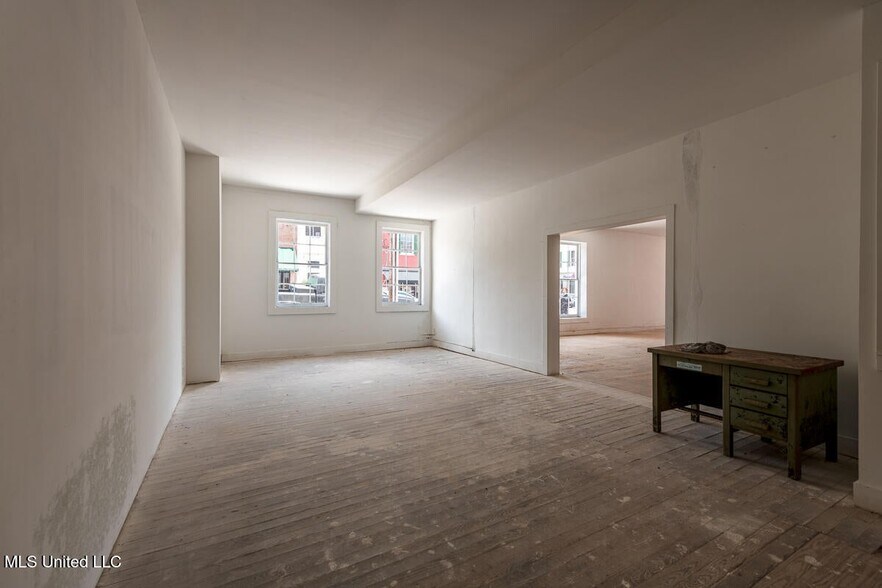 More Photos Of 433 Main St, Natchez Freestanding For Sale