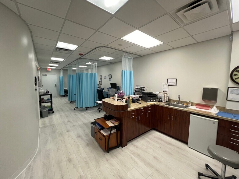 More Photos Of 2810 St Isabel St, Tampa Medical For Lease