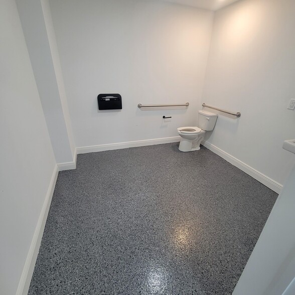 More Photos Of 2011 Commerce Lakes Dr, Port Saint Lucie Warehouse For Lease