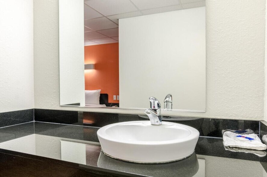 More Photos Of 4817 S Lincoln Ave, York Hotel For Sale