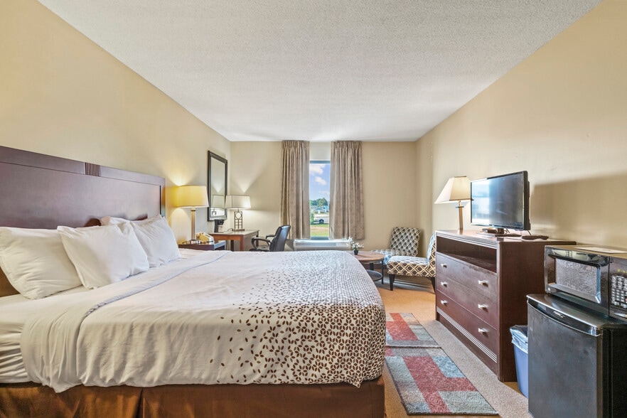 More Photos Of 30 Colonial Ave, Colonial Beach Hotel For Sale