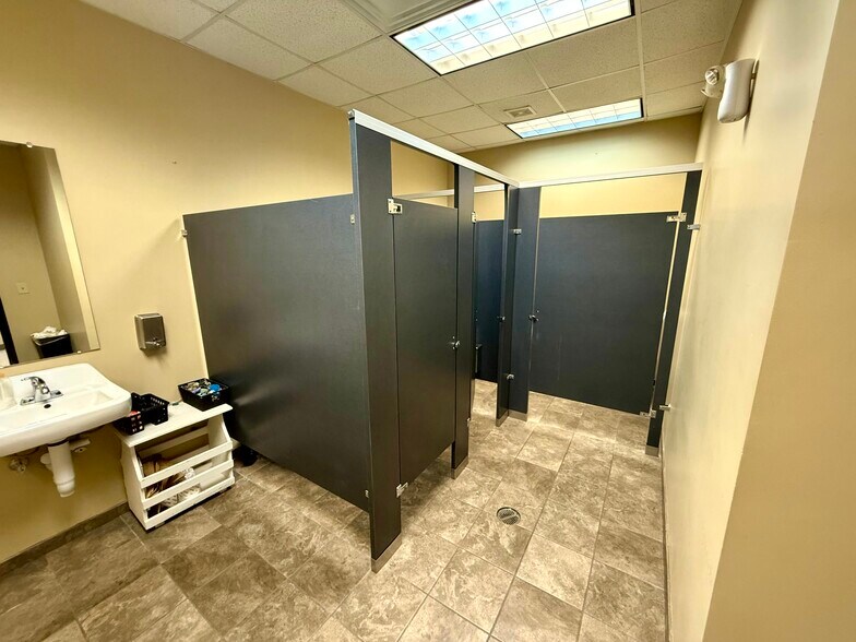 More Photos Of 105 Preston Ct, Macon-Bibb Office For Lease