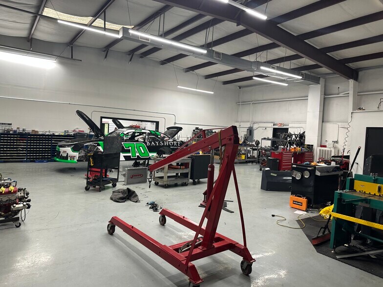 More Photos Of 1046 Gateway Dr, Mooresville Auto Repair For Lease