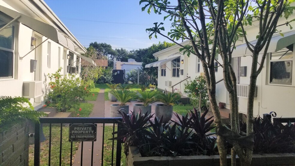 More Photos Of 1933 Dewey St, Hollywood Apartments For Sale