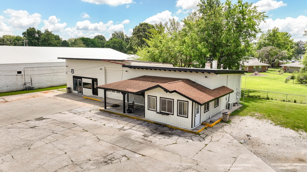 More Photos Of 406 W Carpenter St, Jerseyville Flex For Sale