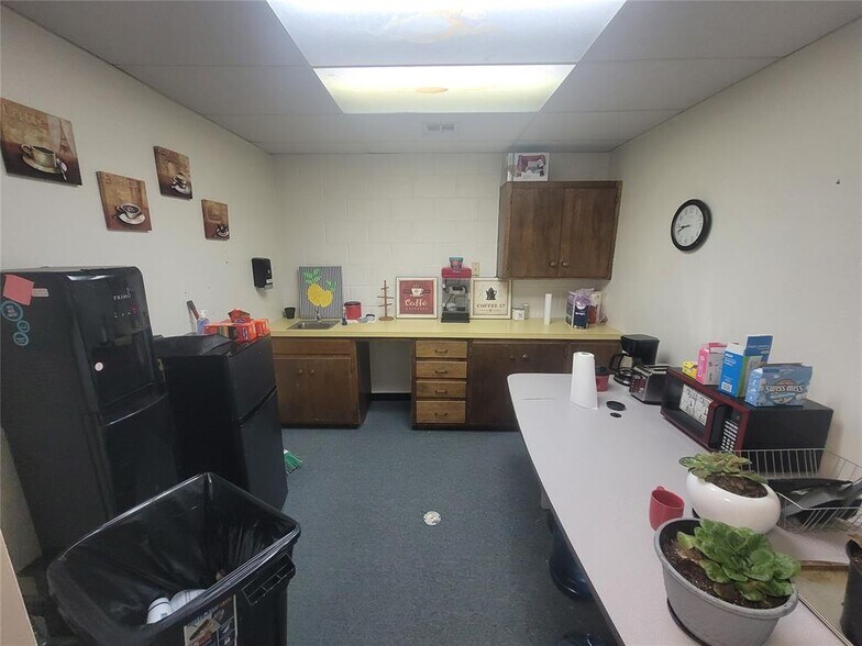 More Photos Of 405 N Harmon Ave, Watonga Office For Sale