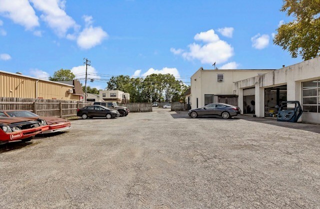 More Photos Of 2271 E Farragut Ave, Bristol Auto Repair For Sale