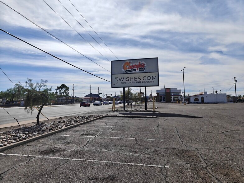 More Photos Of 3216 E Cactus Rd, Phoenix Freestanding For Lease