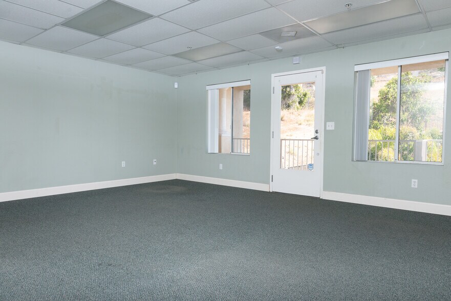 More Photos Of 640 E Vista Way, Vista Office For Lease