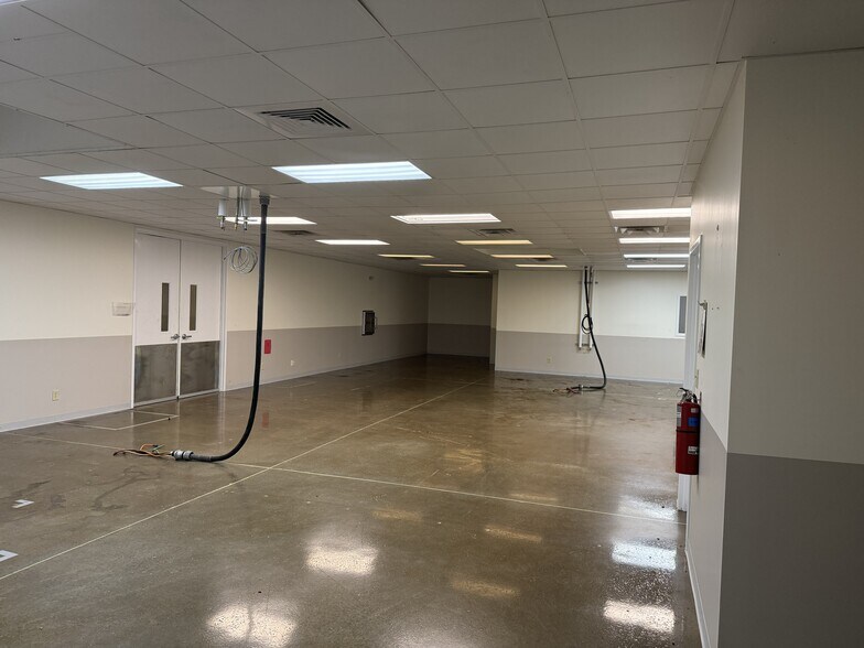 More Photos Of 100 Hudson Industrial Dr, Griffin Warehouse For Sale