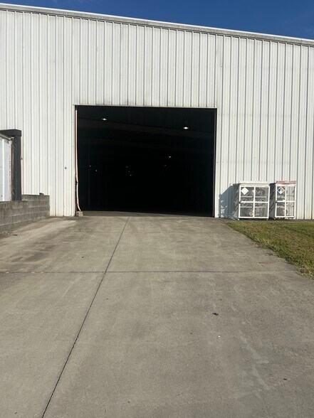 More Photos Of 1815 Baker Rd, High Point Warehouse For Lease