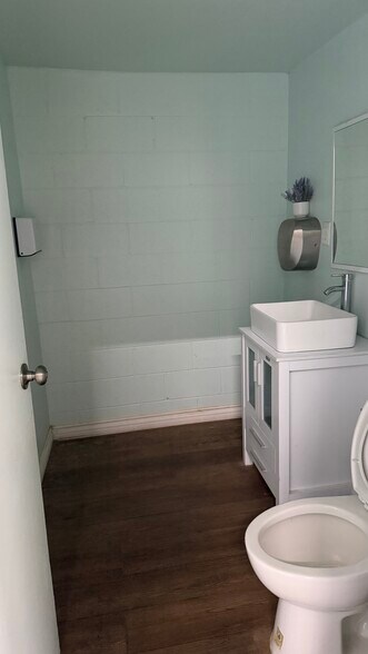 More Photos Of 148 W 32nd St, Los Angeles Land For Lease