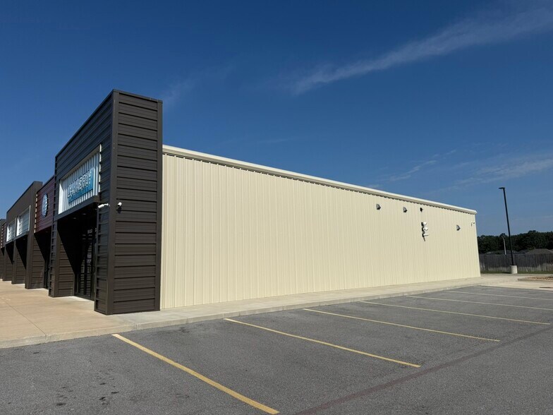 More Photos Of 911 Center St, Rogersville General Retail For Lease