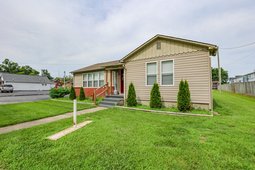 More Photos Of 806 Poplar St, Benton Office For Sale