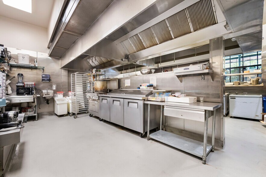 More Photos Of 229 Broadway St, Chico Bar For Sale