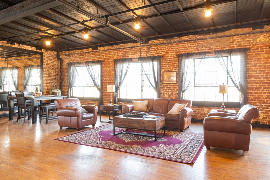 More Photos Of 615 E 61st St, Los Angeles Light Manufacturing For Sale