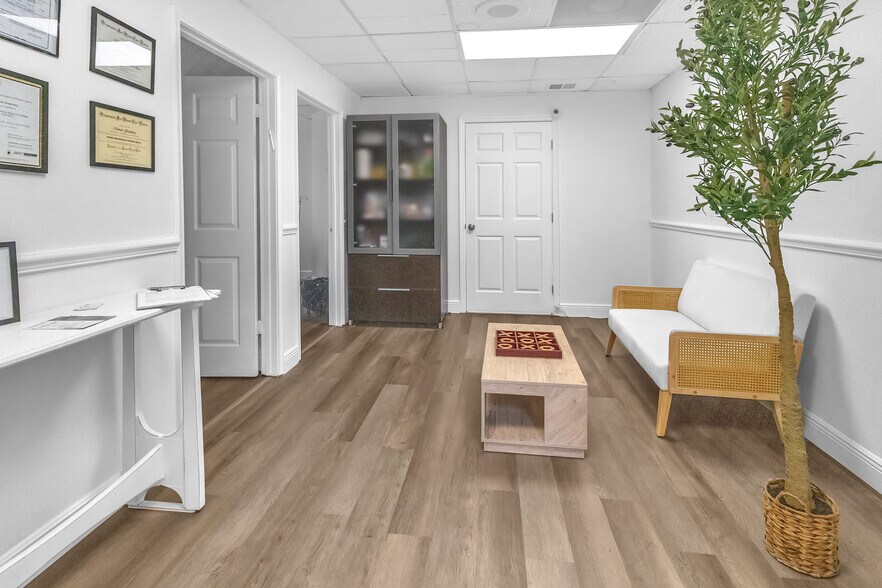 More Photos Of 8360 W Oakland Park Blvd, Sunrise Office For Sale