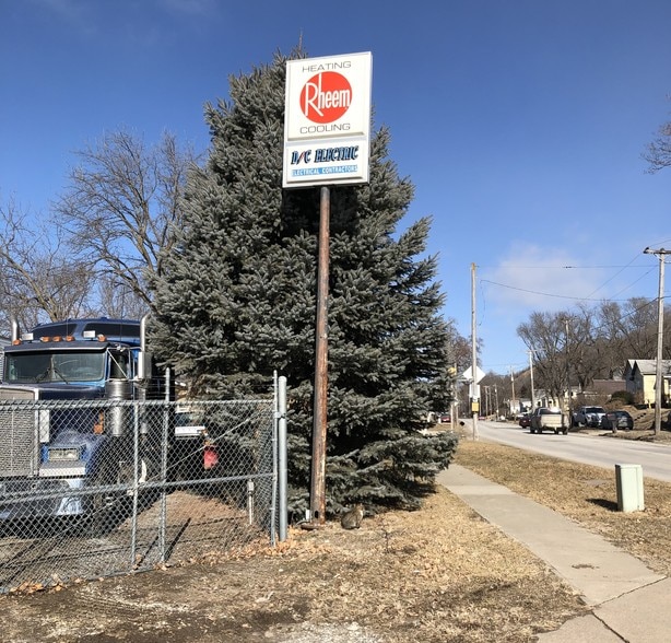 More Photos Of 501 N 1st St, Missouri Valley Light Manufacturing For Sale