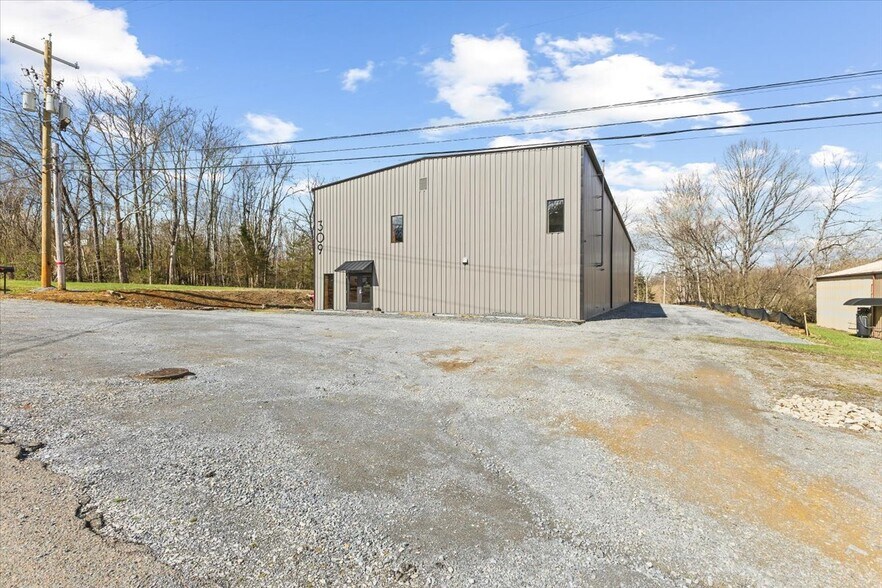 More Photos Of 309 E Springbrook Dr, Johnson City Flex For Lease