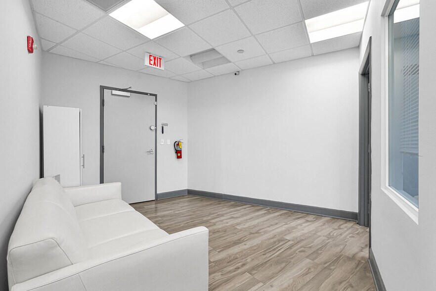 More Photos Of 17501 Biscayne Blvd, Aventura Office For Sale