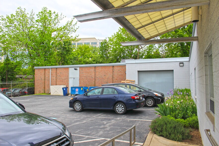 More Photos Of 300 N Stonestreet Ave, Rockville Showroom For Lease