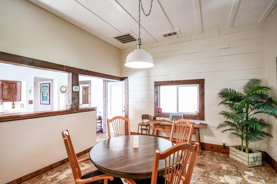 More Photos Of 512 N Travis St, Granbury Hospitality For Sale