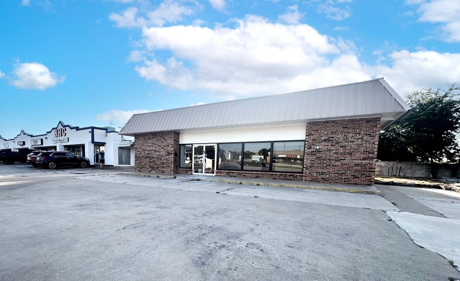 Primary Photo Of 2824 Brown Trl, Bedford Freestanding For Sale