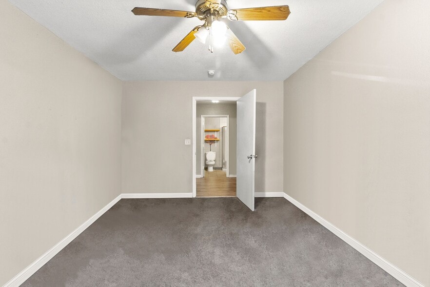 More Photos Of 1119-1123 Merriam Ln, Kansas City Office For Sale