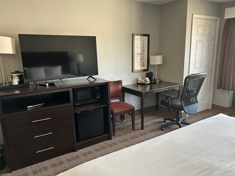 More Photos Of 222 W 2nd St, Ottumwa Hotel For Sale