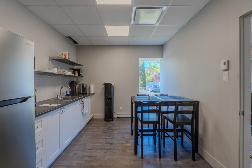 More Photos Of 525 Rue Sagard, St-Bruno-de-Montarville Warehouse For Sale