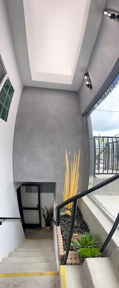 More Photos Of 330 N Western Ave, Los Angeles Storefront Retail Office For Lease