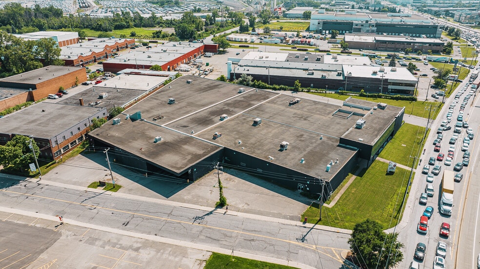 More Photos Of 5950 Ch De La Côte-De-Liesse, Mont-Royal Distribution For Sale