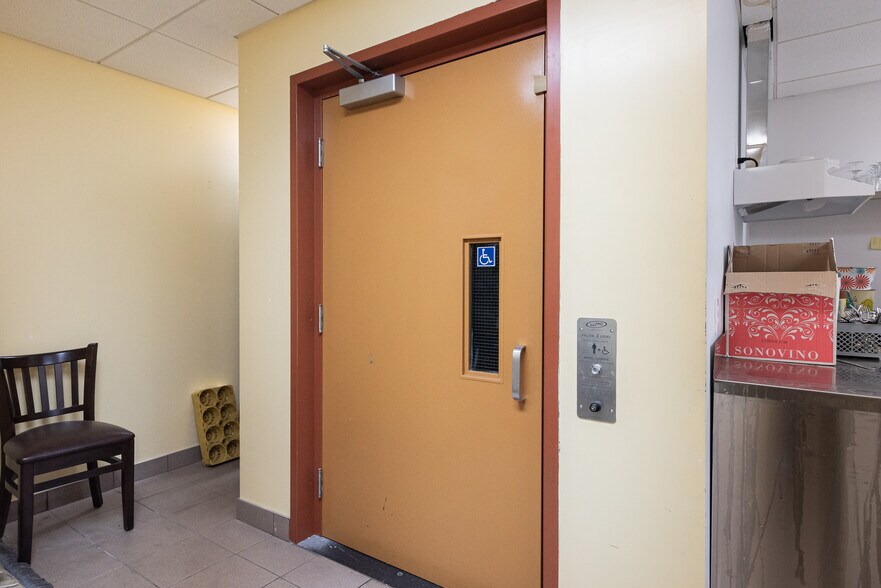 More Photos Of 2464-2466 St Bélanger, Montréal General Retail For Sale