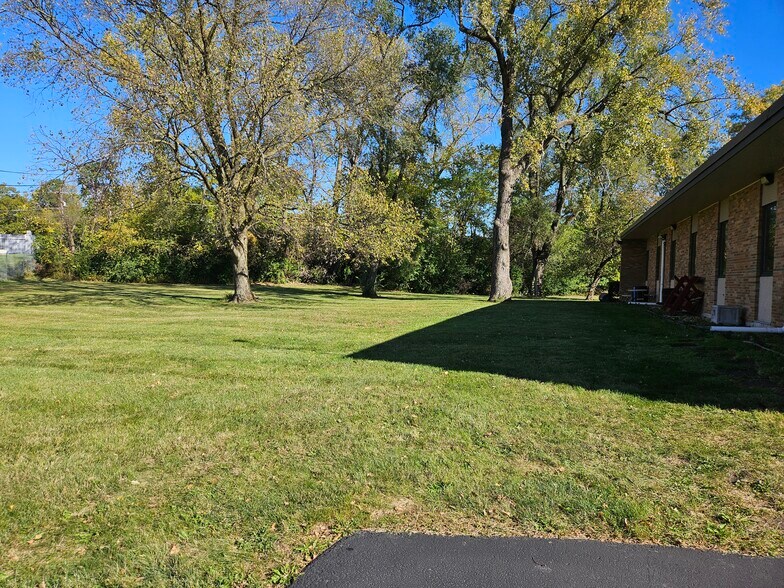 More Photos Of 100 Manhattan Rd, Joliet Office For Lease