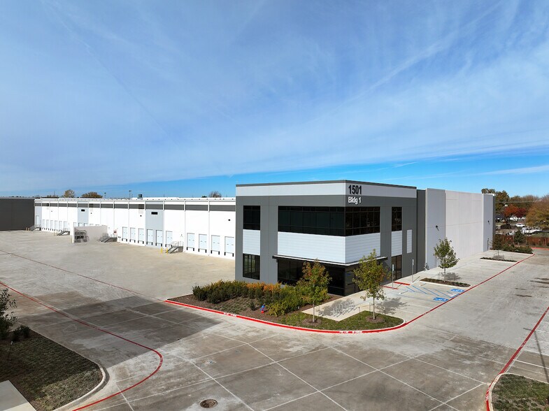 More Photos Of 1501 N Mayhill Rd, Denton Distribution For Lease