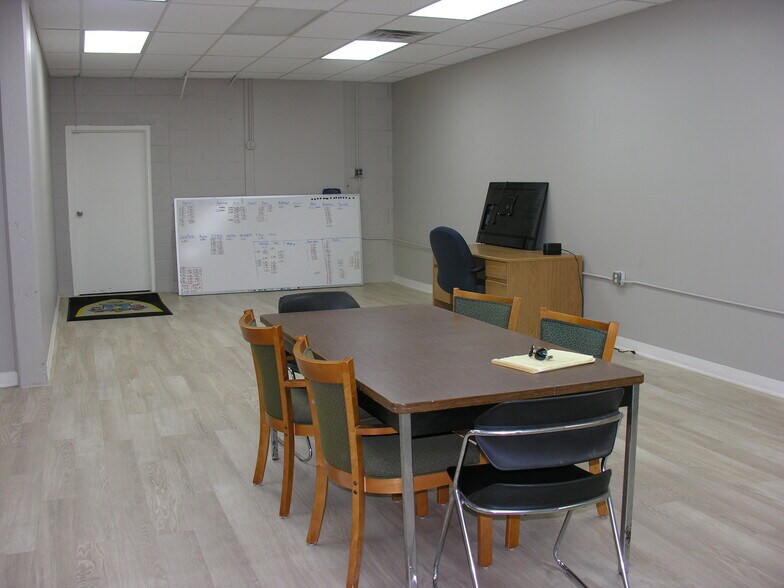 More Photos Of 220 W Wayne St, Kendallville Warehouse For Lease