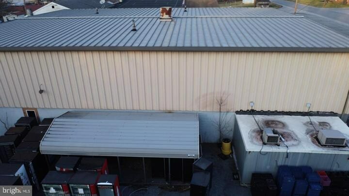 More Photos Of 122 Beech St, Carlisle Light Distribution For Lease