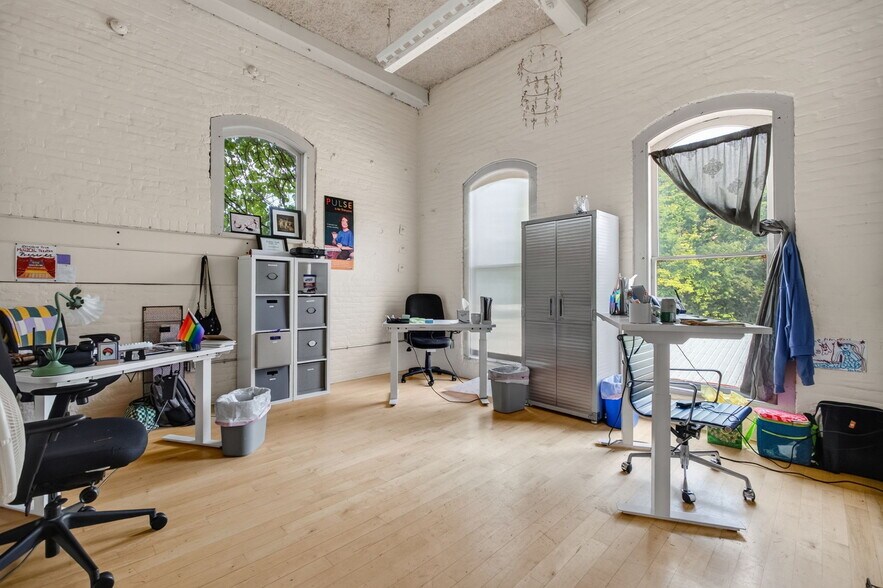More Photos Of 420 Park St, Housatonic Flex For Sale