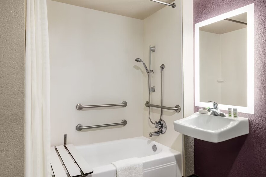 More Photos Of 6511 W Military Dr, San Antonio Hotel For Sale