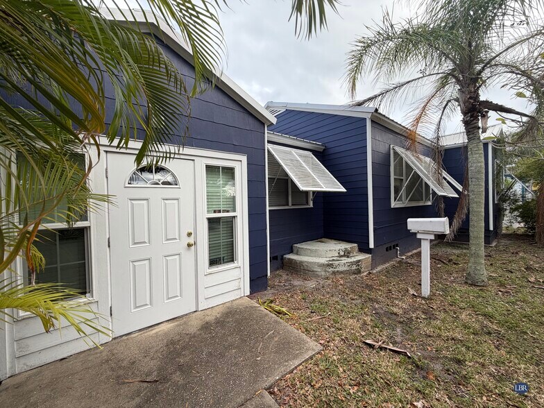 Primary Photo Of 141 N Orlando Ave, Cocoa Beach General Retail For Sale