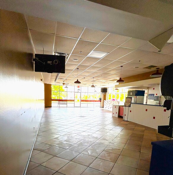 More Photos Of 12949 Shelbyville Rd, Louisville Restaurant For Lease