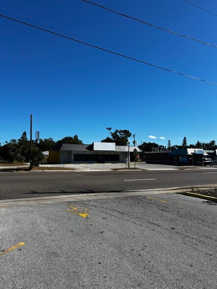 More Photos Of 2108 49th St S, Saint Petersburg Storefront For Sale