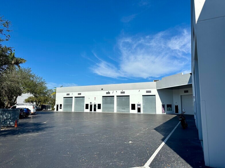 More Photos Of 3601 SW 30th Ave, Fort Lauderdale Warehouse For Lease