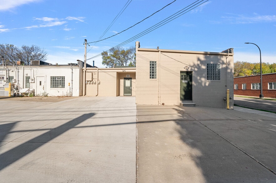 More Photos Of 18536 Mack Ave, Grosse Pointe Farms Office For Lease