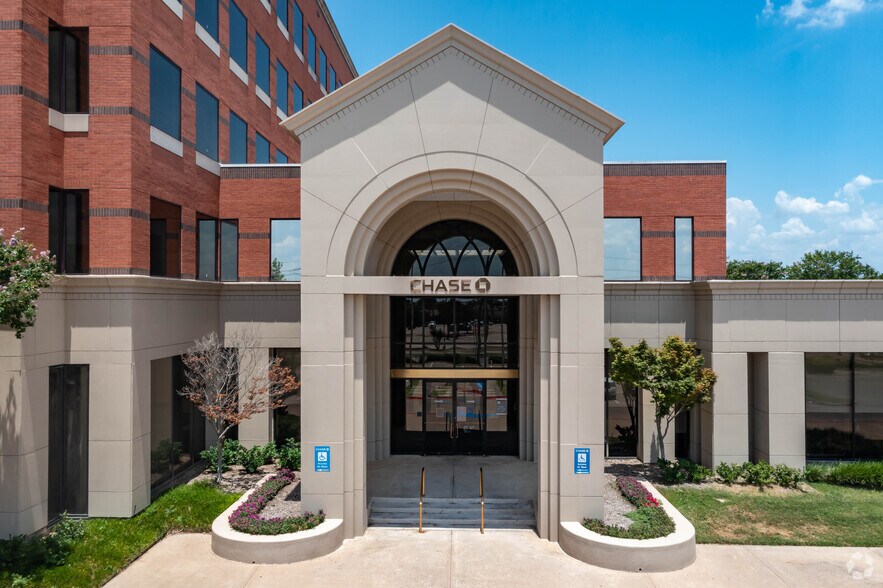 More Photos Of 3200 Broadway Blvd, Garland Office For Lease