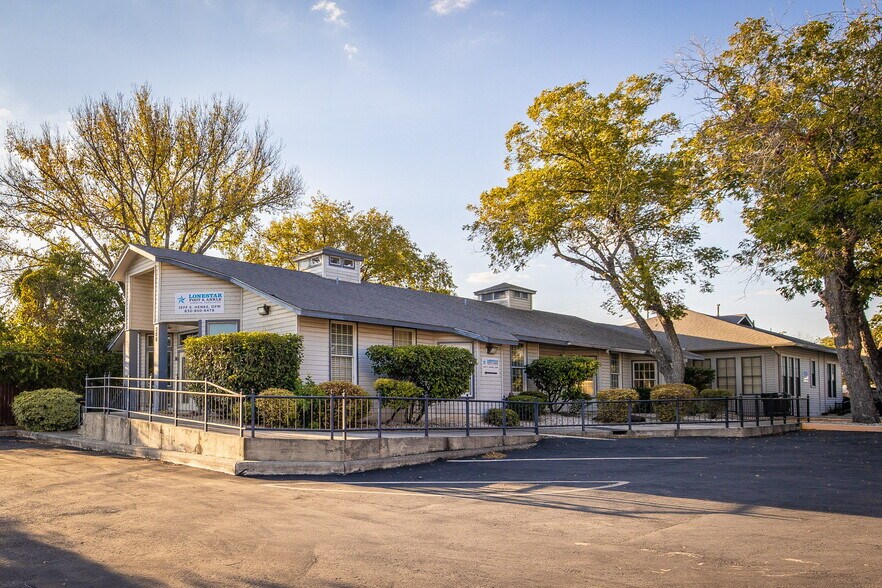 More Photos Of 515 E Court St, Seguin Office Residential For Lease