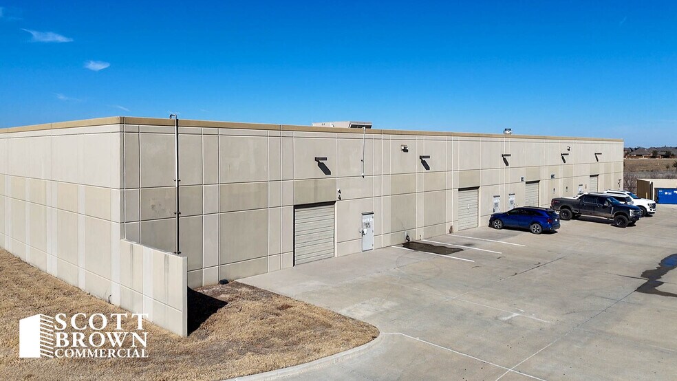 More Photos Of 650 Industry Way, Prosper Showroom For Lease