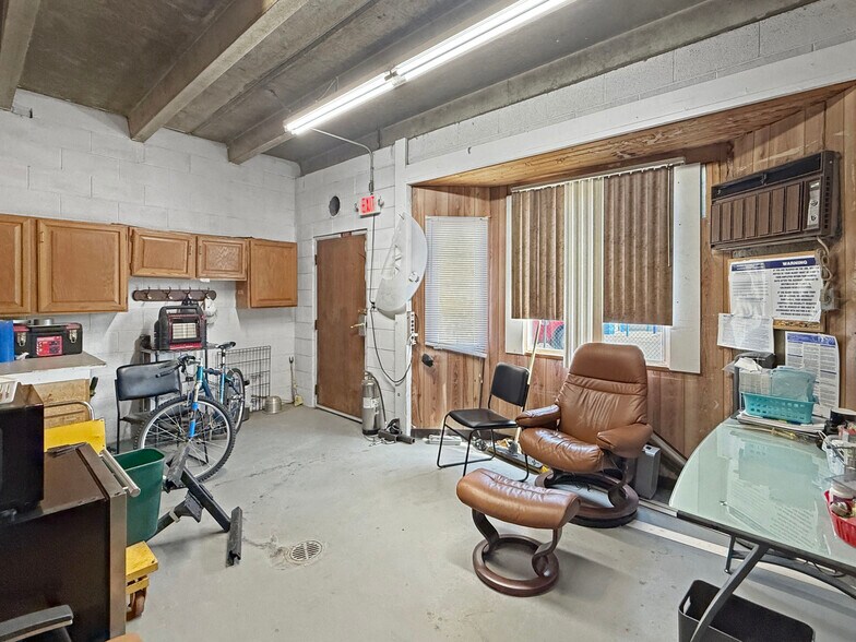 More Photos Of 1331 W Main St, Sterling Veterinarian Kennel For Sale