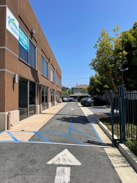 More Photos Of 2314 Newport Blvd, Costa Mesa Office For Lease