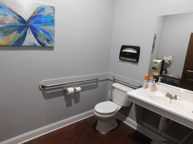 More Photos Of 1670 McKendree Church Rd, Lawrenceville Medical For Lease